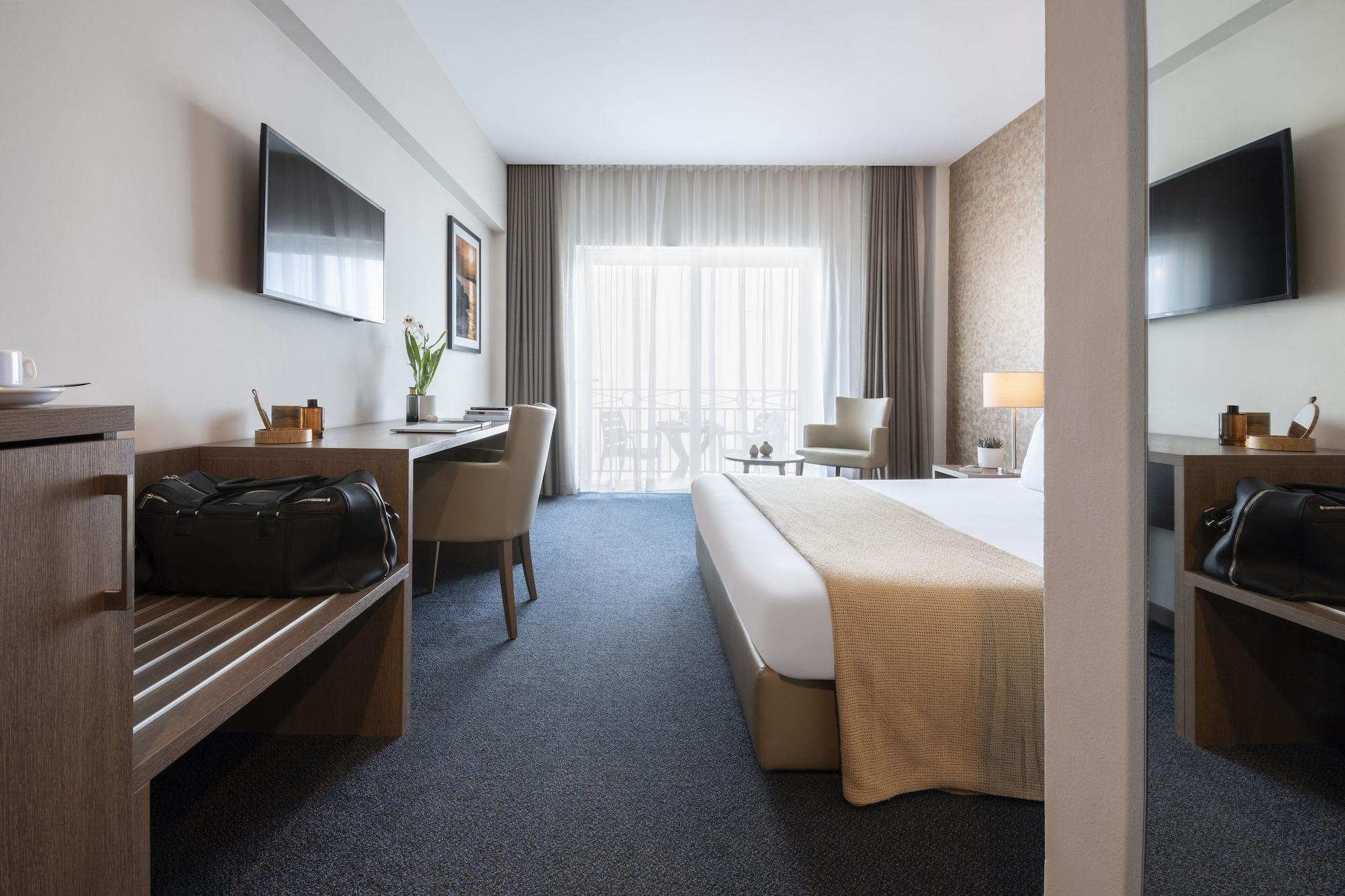 Waterfront 4*
